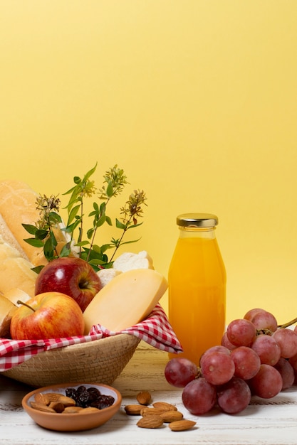 Foto gratuita picnic golosinas en mesa de madera blanca