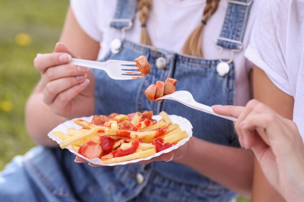 Picnic. La mujer está comiendo comida al aire libre