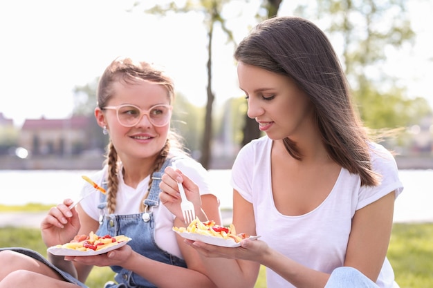 Foto gratuita picnic. mujeres en el parque