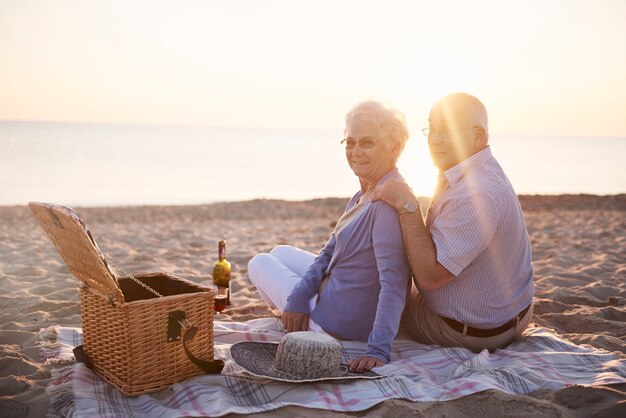 Picnic en la playa al atardecer