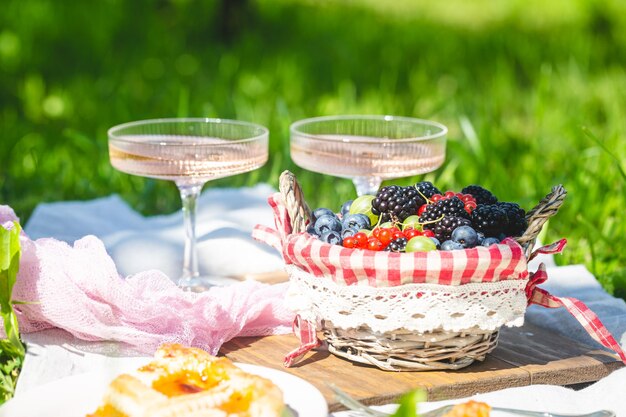 Picnic de verano al aire libre