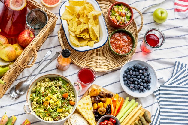 Picnic de verano con bocadillos y fruta fresca.