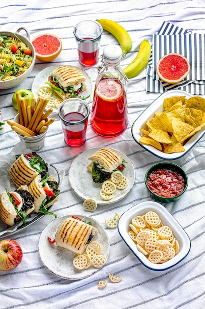 Foto gratuita picnic de verano con bocadillos y fruta fresca.