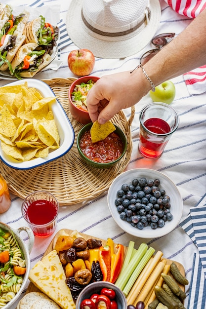 Picnic de verano con bocadillos y fruta fresca.