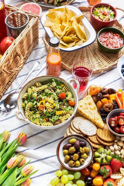 Picnic de verano con ensalada de pasta y snack board.