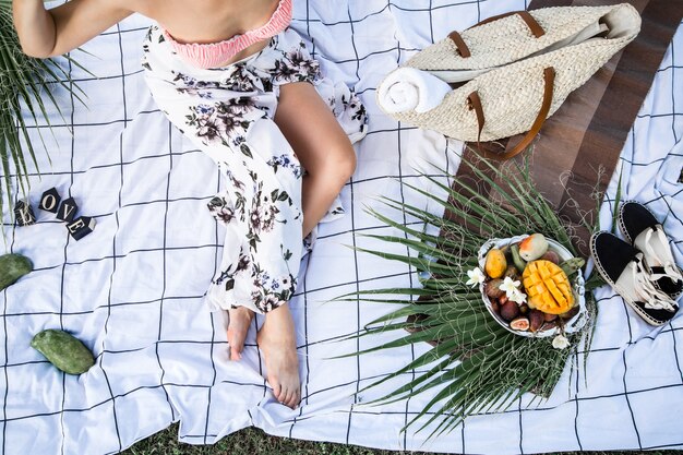 Foto gratuita picnic de verano, niña con un plato de fruta.