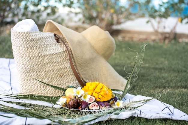 Picnic de verano con un plato de frutas tropicales.