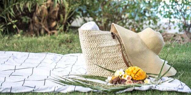 Picnic de verano con un plato de frutas tropicales.