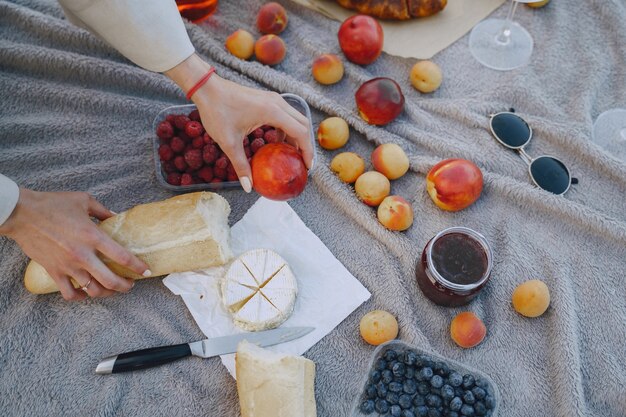 Picnic de verano saludable delicioso en la hierba. Frutas en blancet.