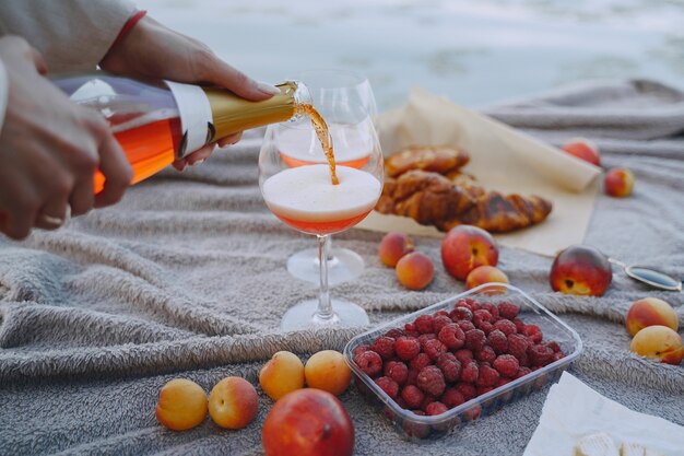 Picnic de verano saludable delicioso en la hierba. Frutas en blancet.