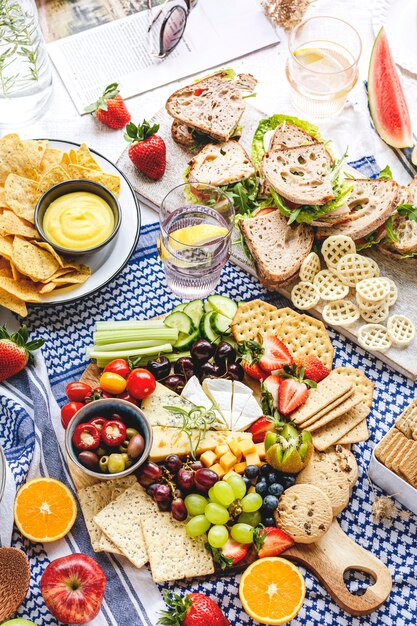 Picnic de verano con tabla de quesos y bocadillos.