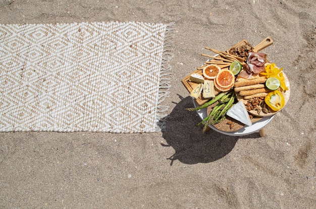 Picnic en una vista superior de la playa de arena. Concepto de vacaciones y vacaciones.