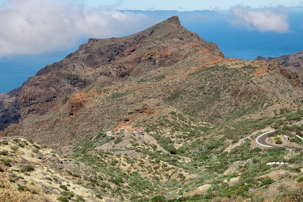 Pico de montaña con un cielo cloundy