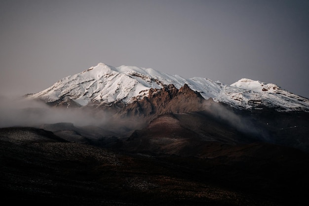 Pico de montaña cubierto de nieve en un día nublado