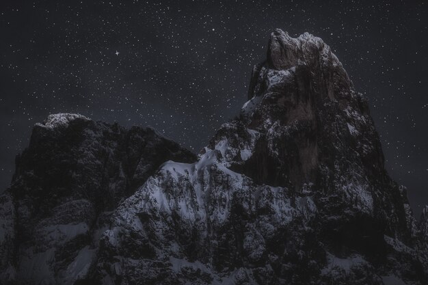 Picos de montaña durante la noche