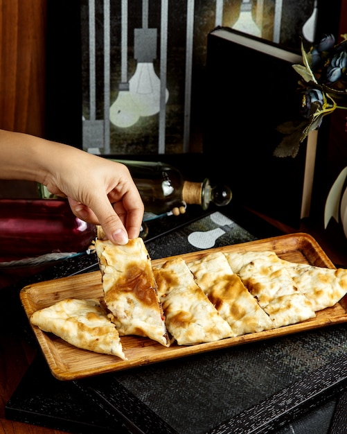 Foto gratuita pide carne en tablero de madera