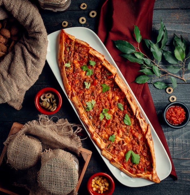 Pide carne con verde sobre la mesa