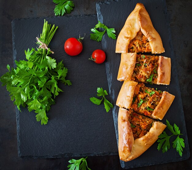 Pide comida turca tradicional con carne y verduras