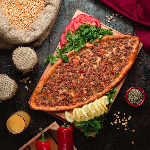 Foto gratuita pide picante con carne y pimiento rojo