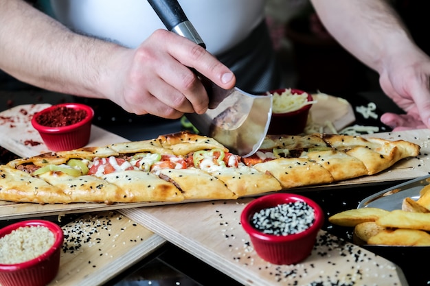 Foto gratuita pide con salchichas, pimiento, queso, carne, vista lateral