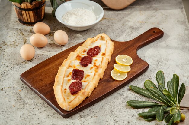 pide turco con queso y salami