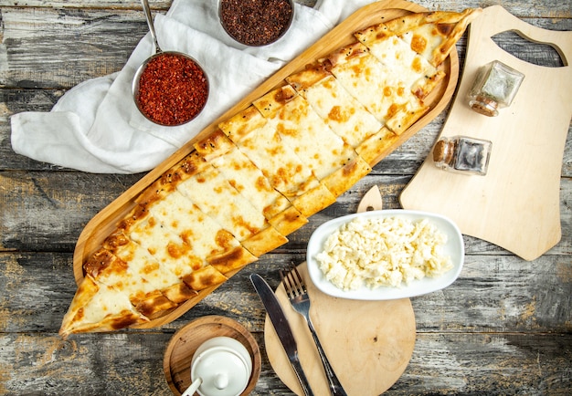 Foto gratuita pide con vista superior de queso