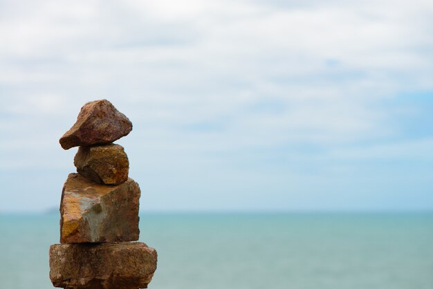 Piedras apiladas con el mar de fondo