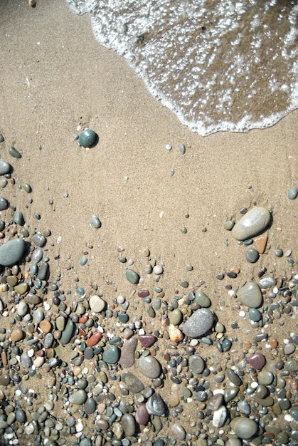 Foto gratuita piedras de arena y ola de agua.