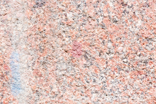 Piedras de colores ásperos en muro de hormigón