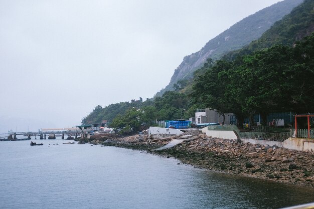 Piedras en la costa del mar.