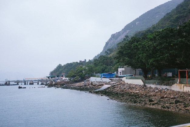 Piedras en la costa del mar.