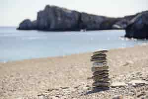 Foto gratuita piedras en equilibrio cerca del mar