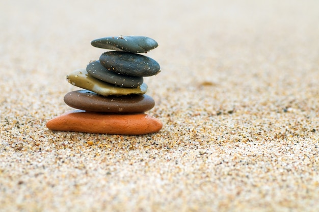 Piedras en equilibrio en un playa de arena