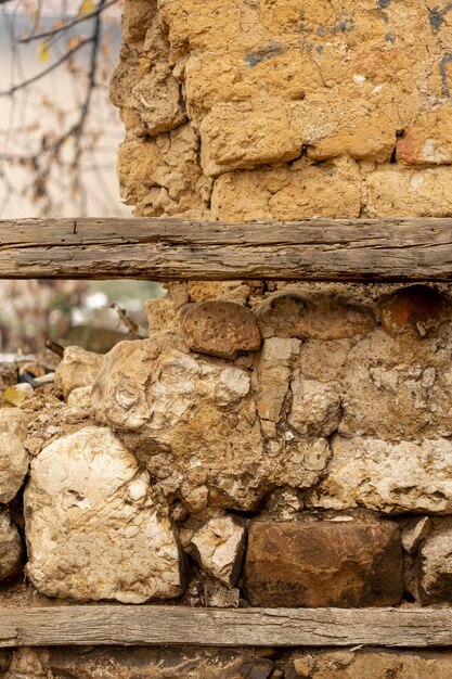 Piedras y grava con superficie rugosa y madera.