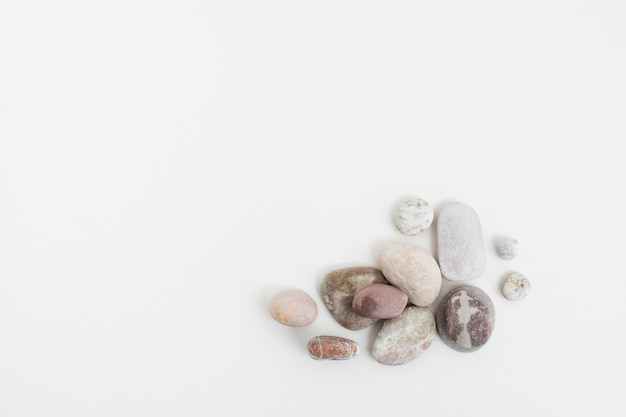 Piedras de mármol zen apiladas sobre fondo blanco en concepto de atención plena