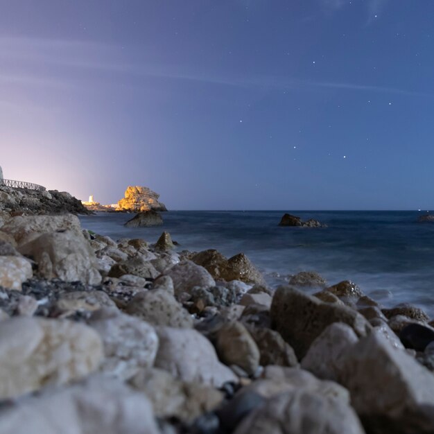 Piedras oceánicas con agua cristalina