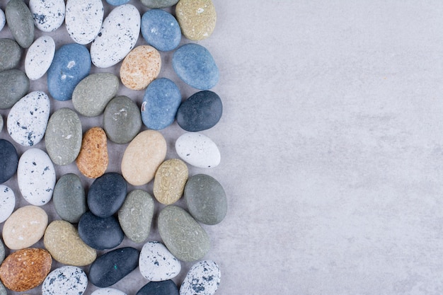 Piedras de playa multicolor para decoración en el suelo. Foto de alta calidad