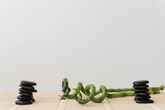 Foto gratuita piedras volcánicas y palos de bambú