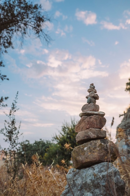 Piedras de yoga, naturaleza y cielo