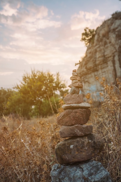 Piedras de yoga en la naturaleza