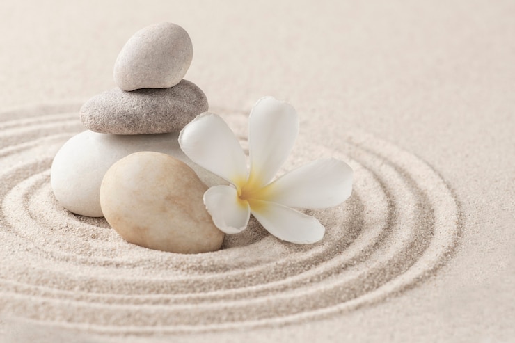Foto gratuito piedras zen apiladas fondo de arena arte del concepto de equilibrio