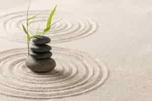 Foto gratuita piedras zen apiladas fondo de arena arte del concepto de equilibrio