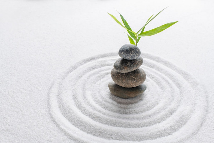 Foto gratuito piedras zen apiladas fondo de arena arte del concepto de equilibrio