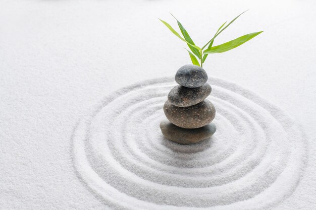 Piedras zen apiladas fondo de arena arte del concepto de equilibrio