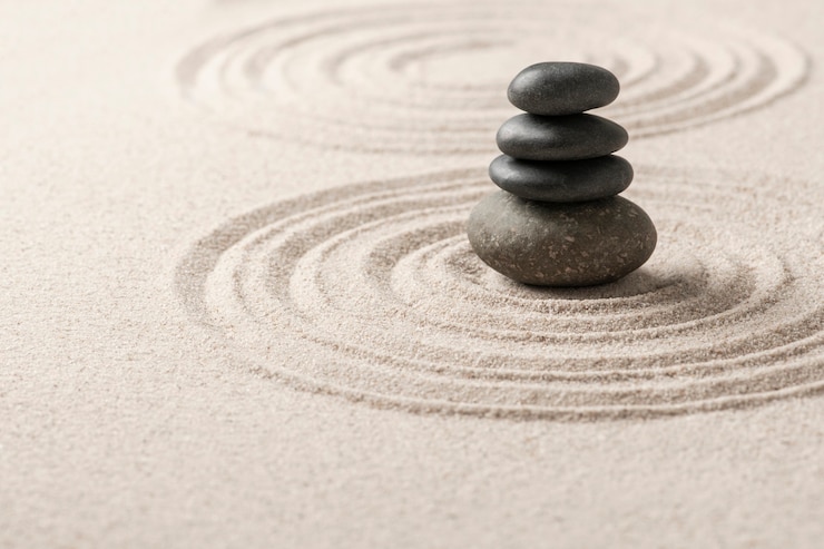 Foto gratuito piedras zen apiladas fondo de arena arte del concepto de equilibrio