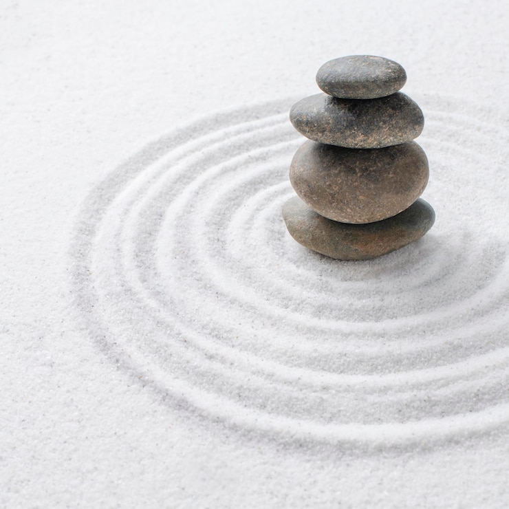 Foto gratuito piedras zen apiladas fondo de arena arte del concepto de equilibrio