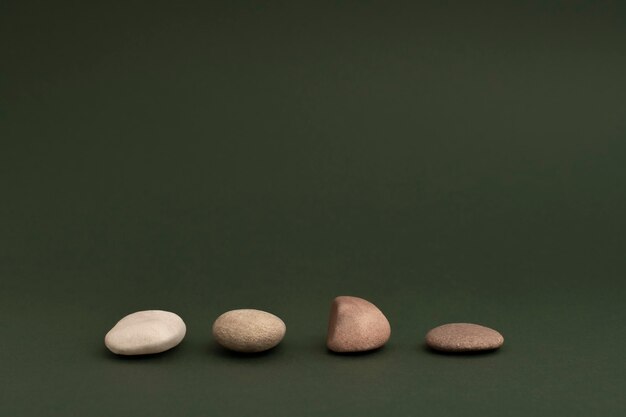 Piedras zen apiladas sobre fondo verde en concepto de salud y bienestar