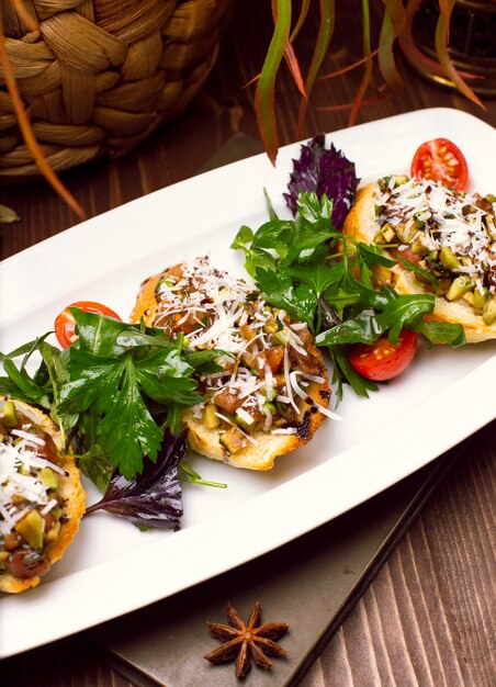 Pieles de patata cargadas de champiñones, cebolla, hierbas, verduras y queso fundido