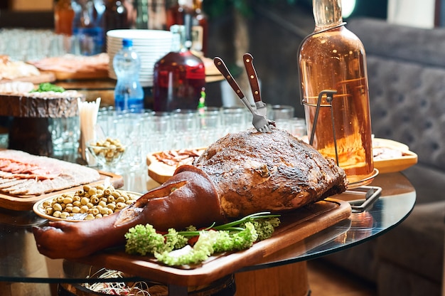 La pierna ahumada del cerdo sirvió en el concepto sabroso de la comida del hambre de la comida del restaurante.