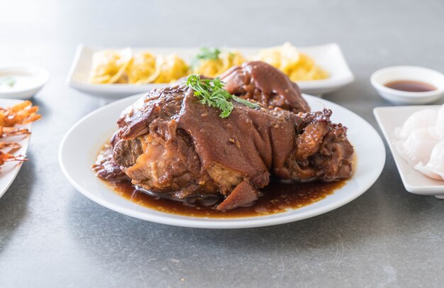 Pierna de cerdo estofado en sopa de salsa